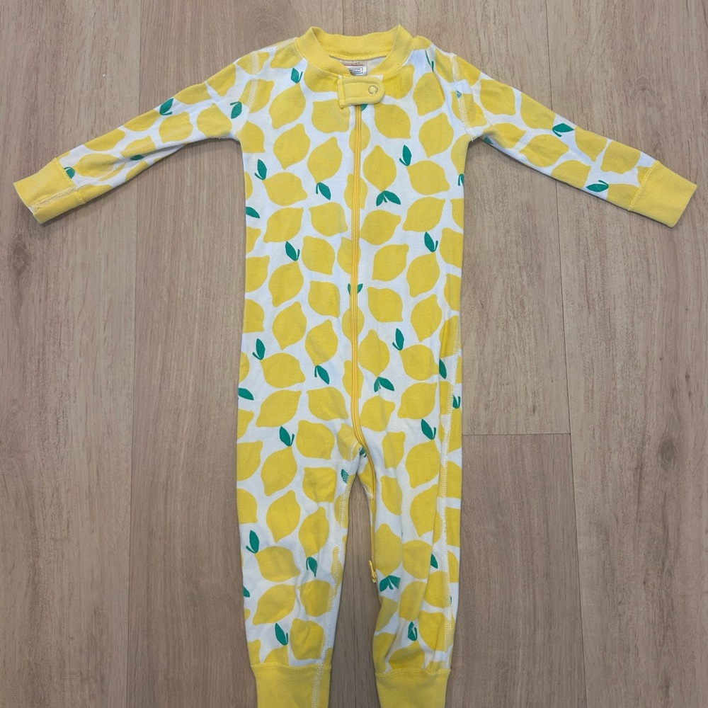 Hanna Andersson lemon zip up pajamas- very good condition!